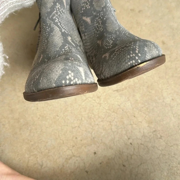 Lucky Brand Faux Snake Skin Booties Size 7 - Picture 12 of 13